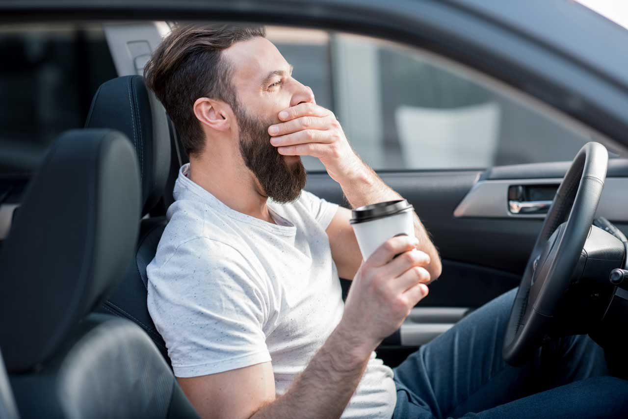 Müdigkeit kann auch während dem Autofahren auftreten.
