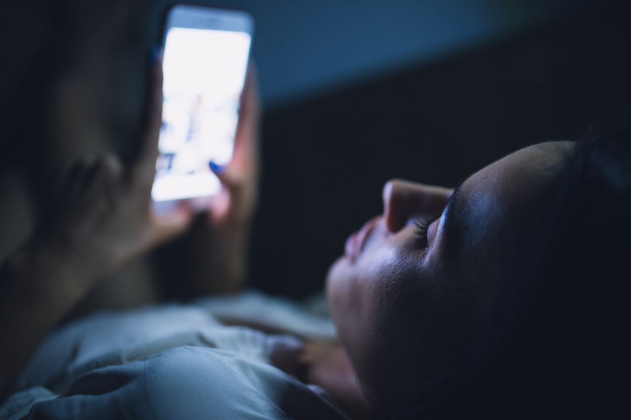 Smartphones und andere Störfaktoren sorgen für schlechte Schlafqualität.