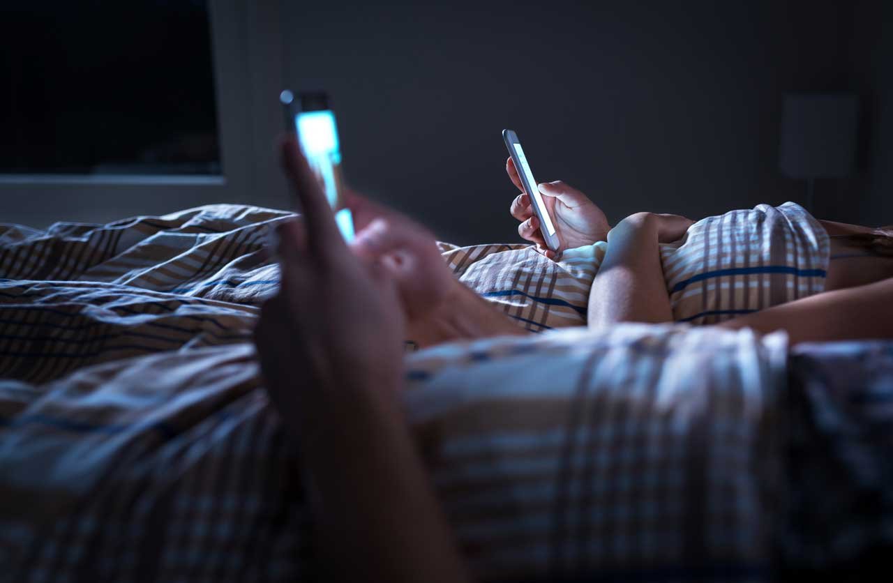 Schlafmangel kann durch Lichtquellen und Geräusche vor dem Schlafengehen kommen.