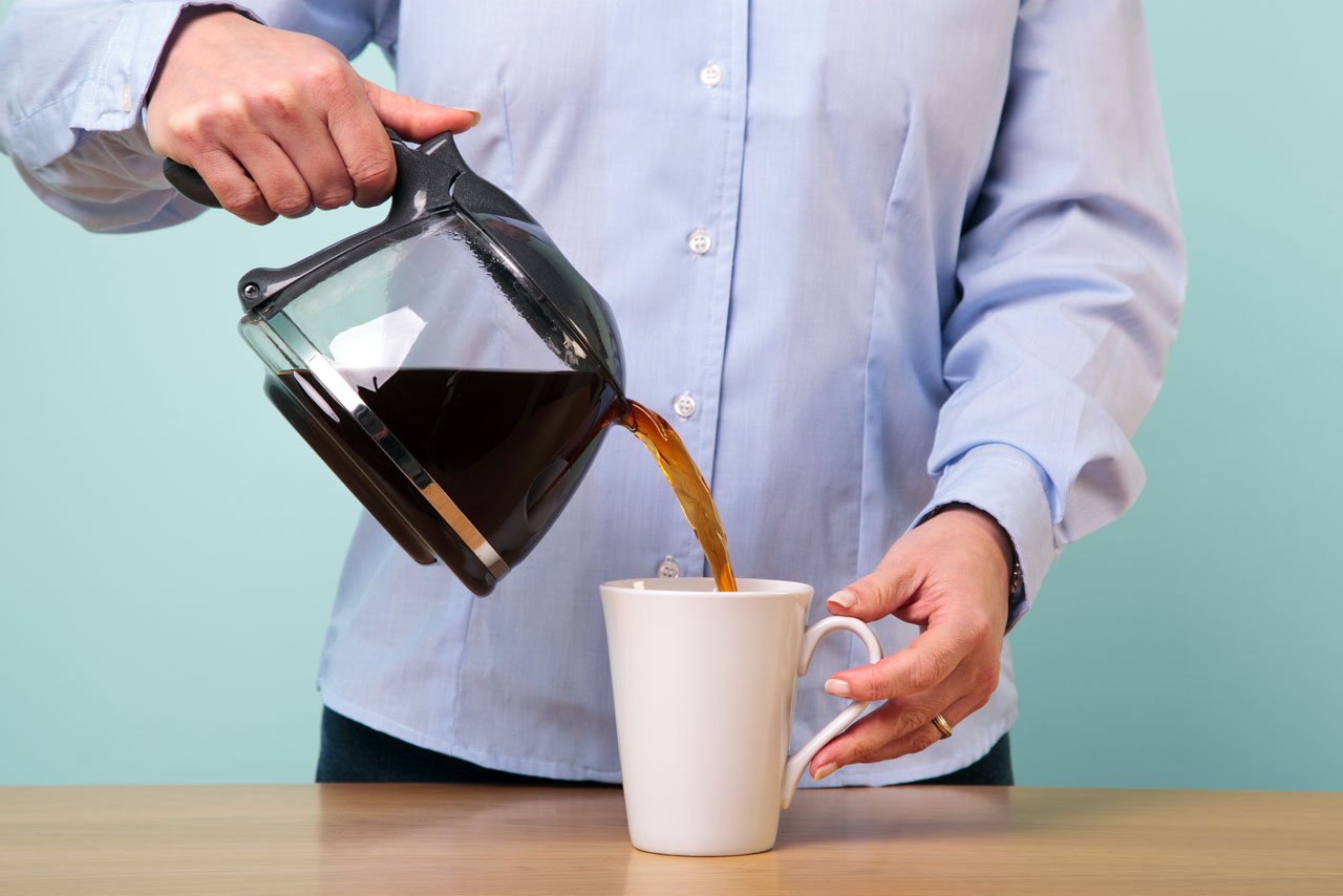 Kaffee hilft gegen Müdigkeit nach dem Essen.