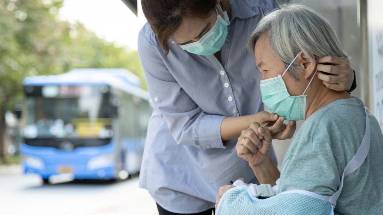 Rentner sind eine besonders gefährdete Risikogruppe, da das Immunsystem im Alter schwächer wird.  Eine Atemschutzmaske hilft, das Ansteckungsrisiko für ältere Menschen zu senken.