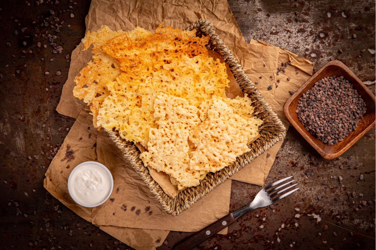 Möchtest du abends auf Kohlenhydrate verzichten? Dann sind Käse-Chips genau das Richtige für dich. Sie sind optimal für eine ketogene Ernährung geeignet.