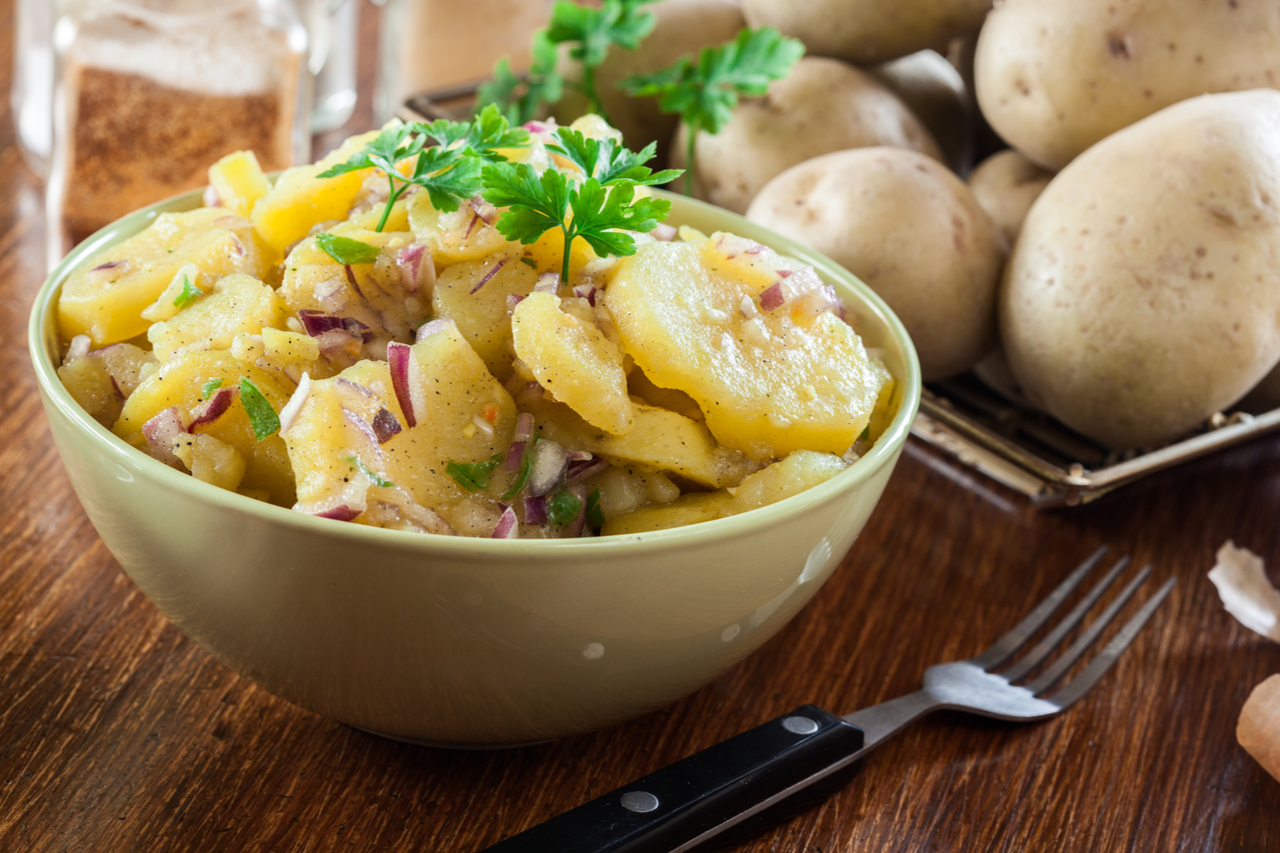 Auf dem Bild ist ein kalorienarmer Kartoffelsalat abgebildet. 