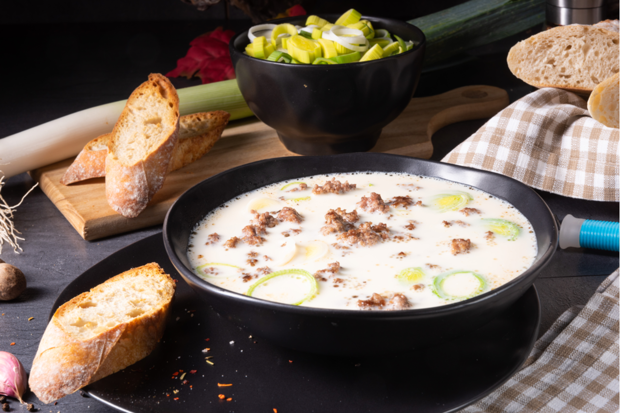 Die leichte Käse-Lauch-Suppe ist perfekt für kalte Wintertage.