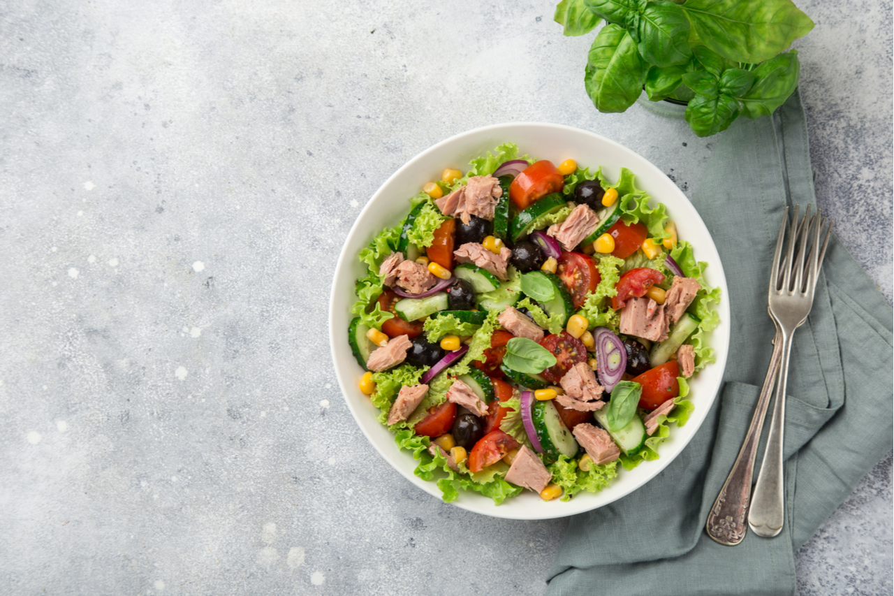Durch den Thunfisch hat der Salat einen hohen Proteingehalt und ist optimal für abends geeignet, wenn man auf Kohlenhydrate verzichten möchte.