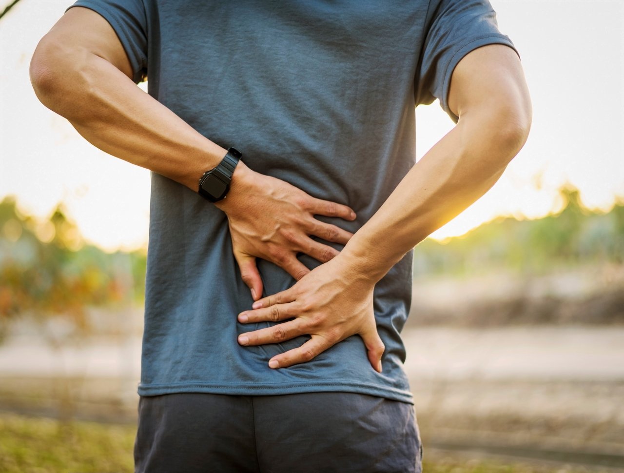 Erste Symptome sind manifeste Schmerzen im Rücken.