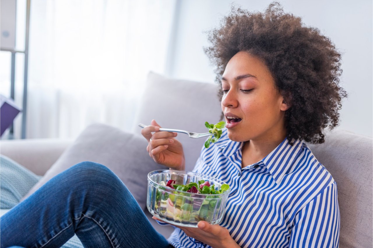 Durch eine kohlenhydratarme Ernährung ist man langanhaltender gesättigt. Shutterstock.com / lithian