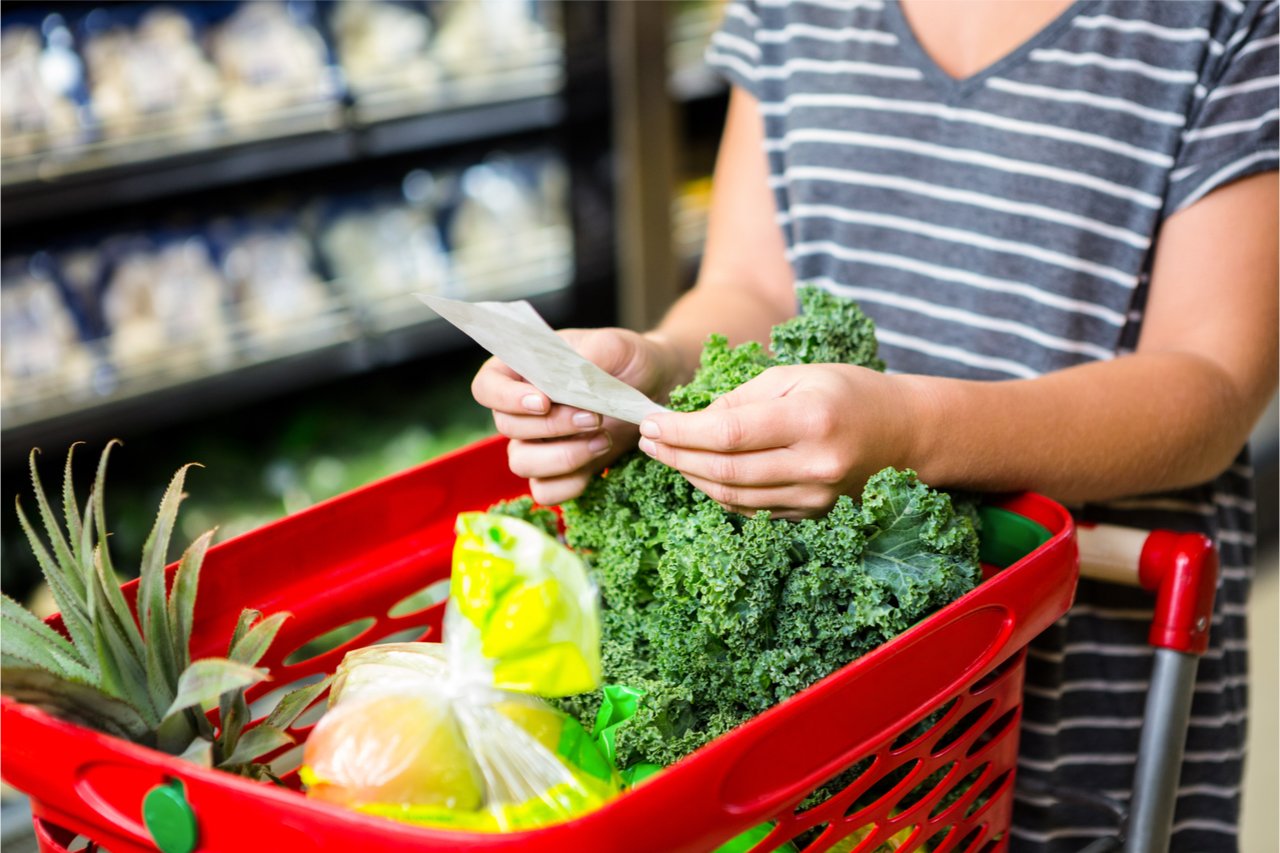 Mit einem Einkaufszettel kannst du deinen Tag und deine Ernährung besser organisieren. wavebreakmedia / Shutterstock