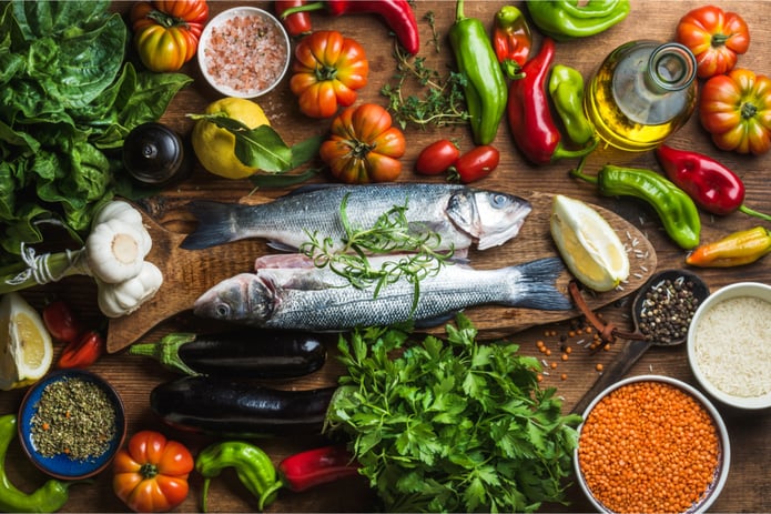 Auf diesem Bild sieht man die Lebensmittel, die für die mediterrane Diät geeignet sind. 
