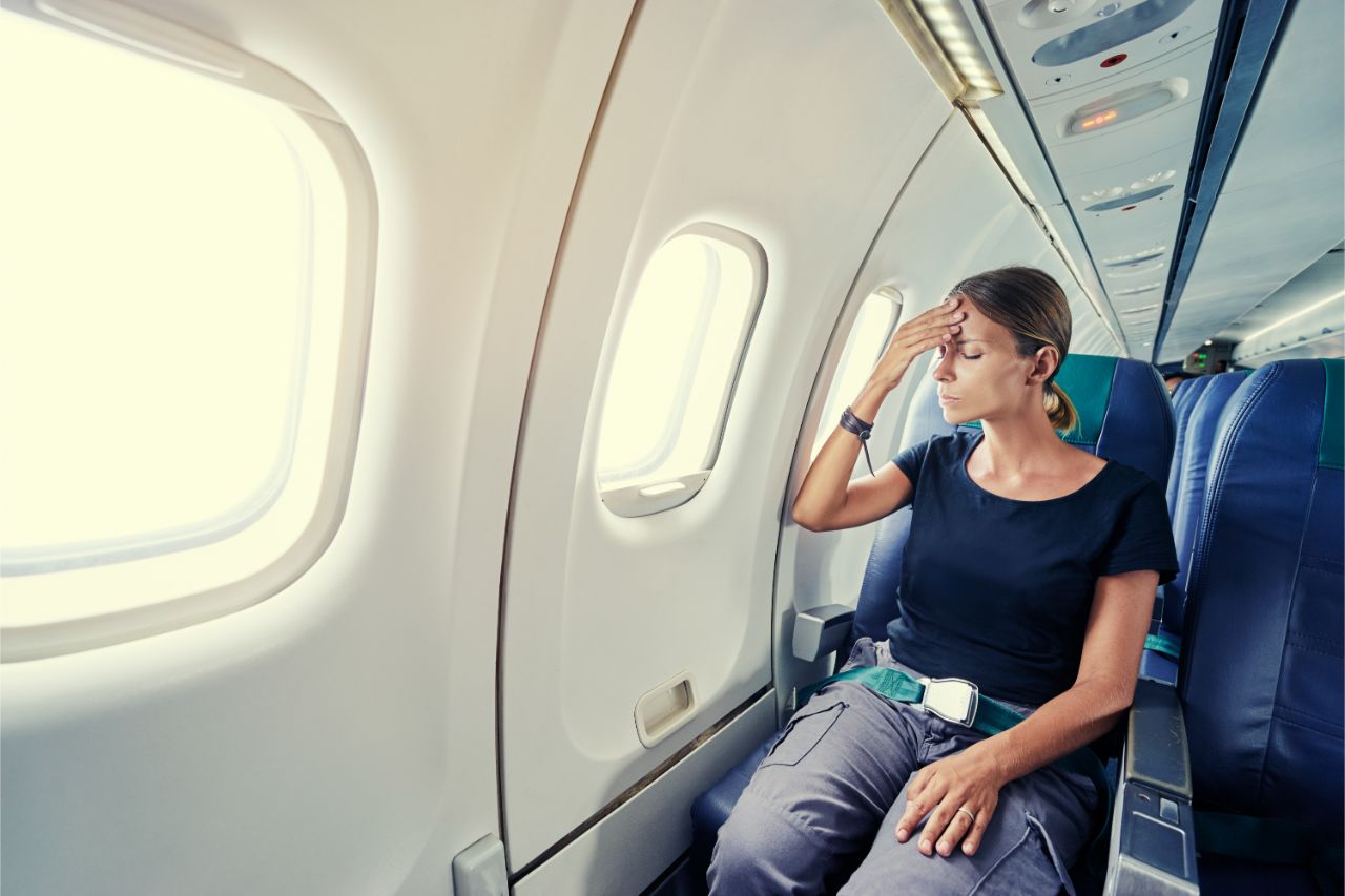 Frau hat Angstzustände in Flugzeug.