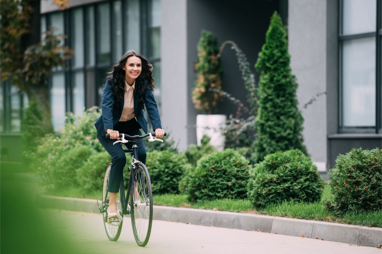 Frau fährt mit dem Fahrrad zur Arbeit