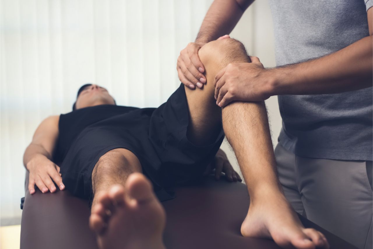 Mann bei entspannender Massage zur Reduzierung von Stress-Symptomen